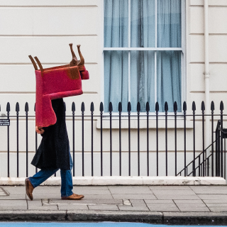 Photo homme avec fauteuil sur la tête