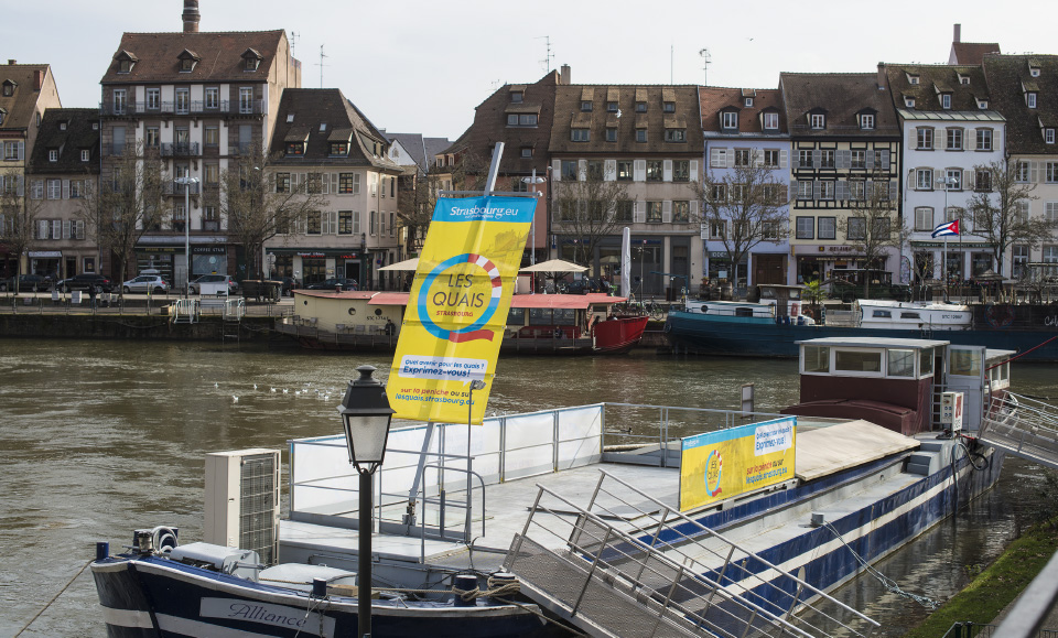 photo habillage péniche affiches les quais de Strasbourg