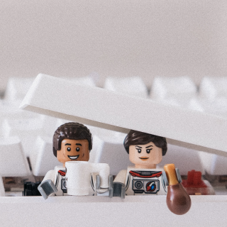 Personnages LEGO et clavier informatique