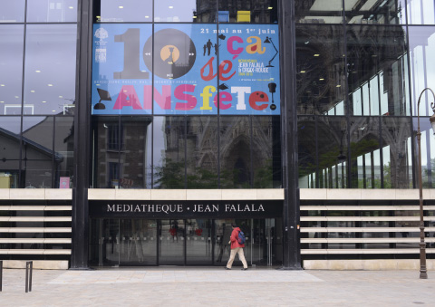 photo bache sur la facade de la médiathèque jean falala