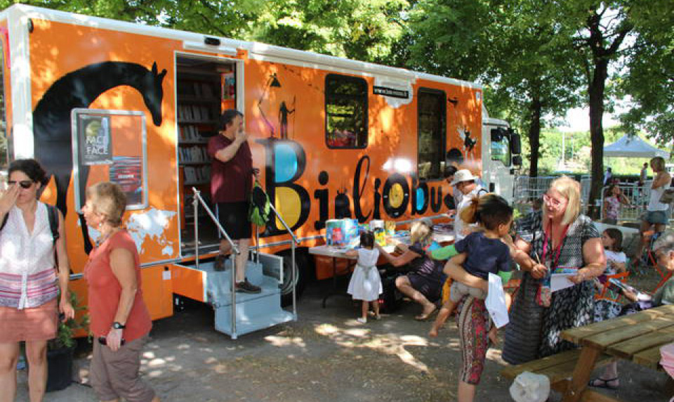 photo bibliobus avec enfants