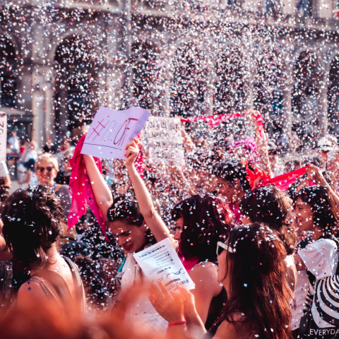 Photo foule sous les confettis