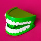Dentier en plastique vert