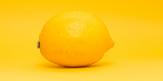 Citron sur fond jaune