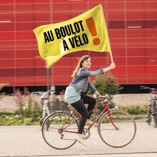 Photo femme avec drapeau au boulot à vélo