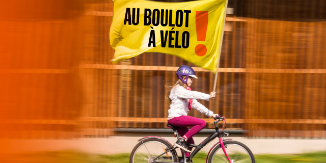 photo fillette avec drapeau Au Boulot à Vélo