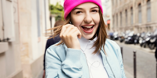 jeune femme au téléphone