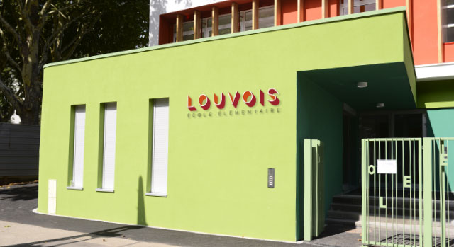 logo rouge en volume sur la façade de l'école louvois Strasbourg
